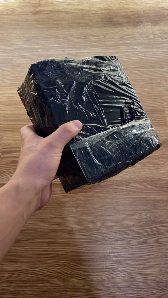 ABSURDO! Amazon Entrega DualSense Edição 30 Anos em Sacola Enrolada em Fita, Sem Caixa de Proteção